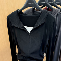 偽の2つのデザイン感は帽子の長袖のtシャツの女性の春秋の韓国版の修身が見えます。