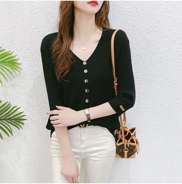 Ранняя весна свитер с рукавом три четверти 2024 Ранняя весна новая женская футболка с V-образным вырезом тонкая свободная приталенная черная нижняя рубашка