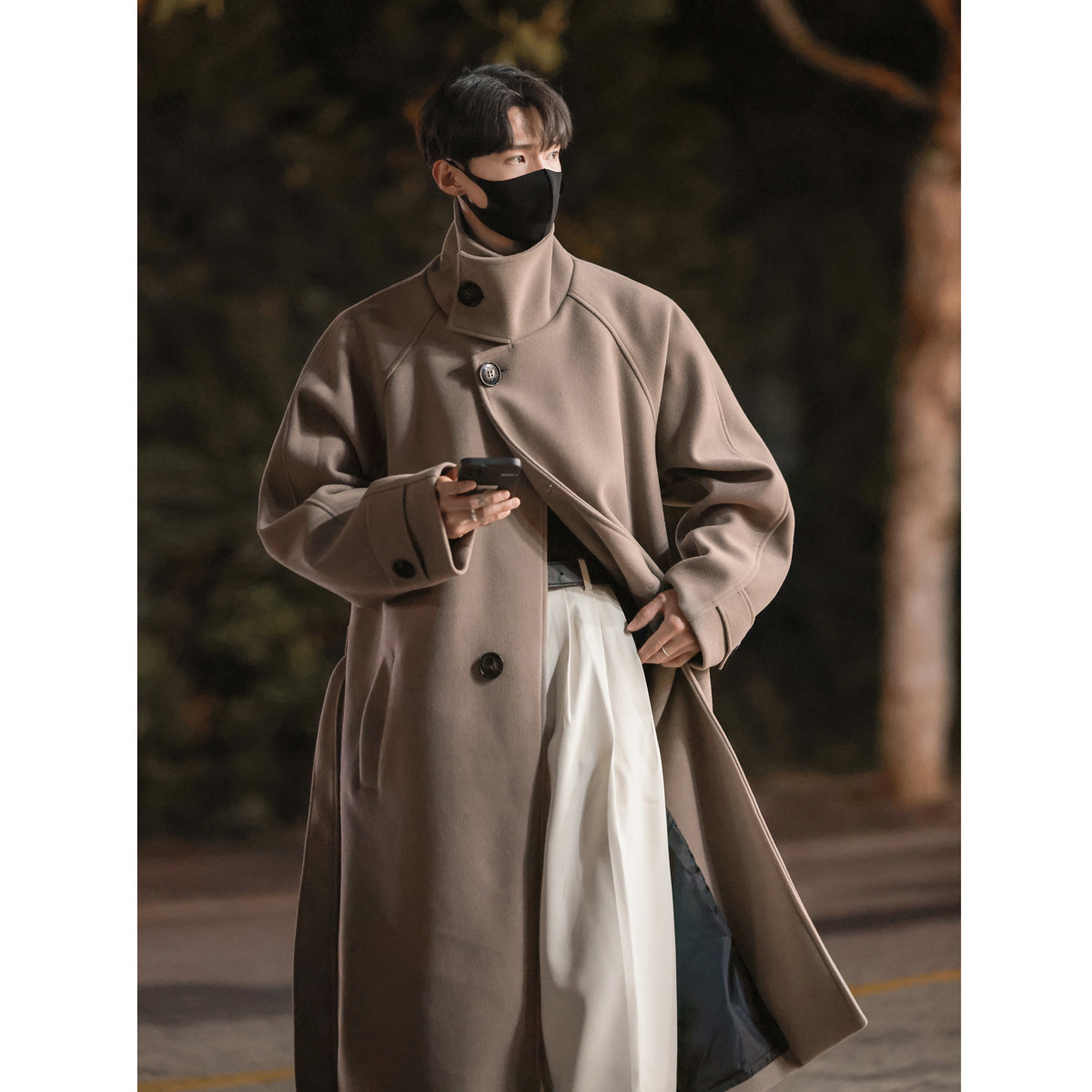 秋冬服のコートは男女が膝を過ぎます。コートの中の長さは冬の高級感があります。