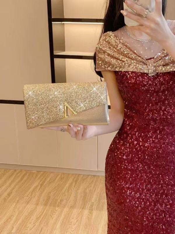 国境を越えた欧米の晩餐会はキラキラ光る片手を持って結婚式の花嫁を包んでパーティーを包みます。|undefined