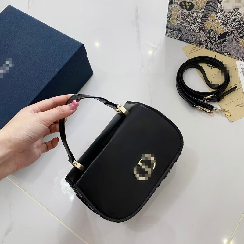 新しいレディースバッグ、ファッショナブルなオイルワックスレザーの半円形サドルバッグ、パーソナライズされた多用途のロックハンドバッグ、ソリッドカラーのショルダークロスボディバッグ|undefined