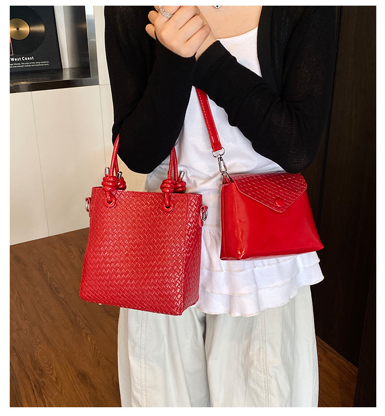 A niche and simple hand-held bucket bag for the summer of 2025, featuring a fashionable and stylish Korean style with a woven pattern, is a single-shoulder crossbody bag full figure