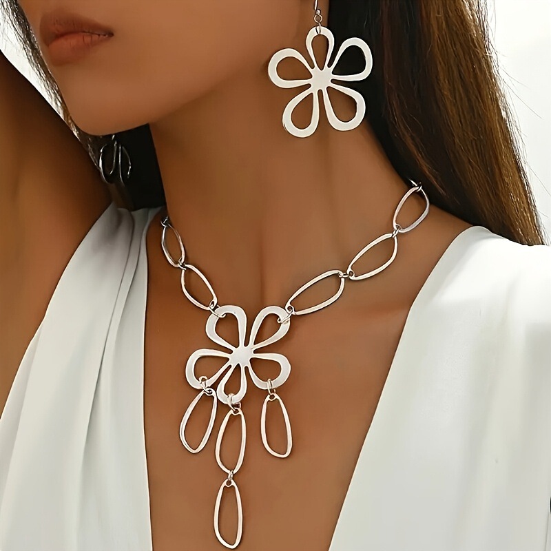 A Set of 3 Pieces of Women's Fashionable Gold Geometric Hollow Flower Oval Buckle Chain Tassel Necklace and Earrings Set