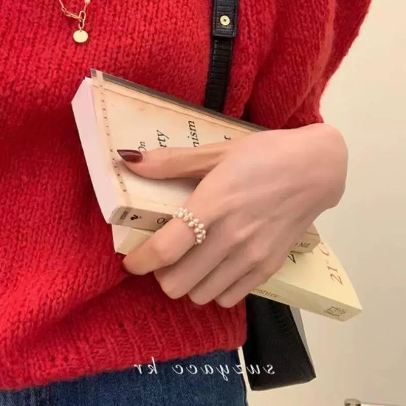 Маленькое дизайнерское кольцо из жемчуга, французский стиль, тренд сезона, цветочное, коллекция 2023
