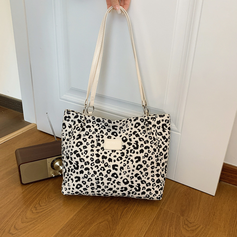 Bolsa de balde de alta sensación Boemia tote 2024, nuevo bolso popular universal, bolso de hombro de gran capacidad para mujeres