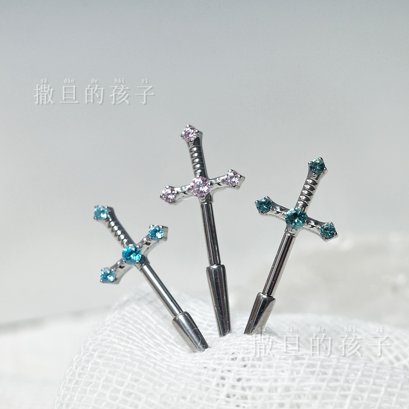 16G labret stud size and finish detail