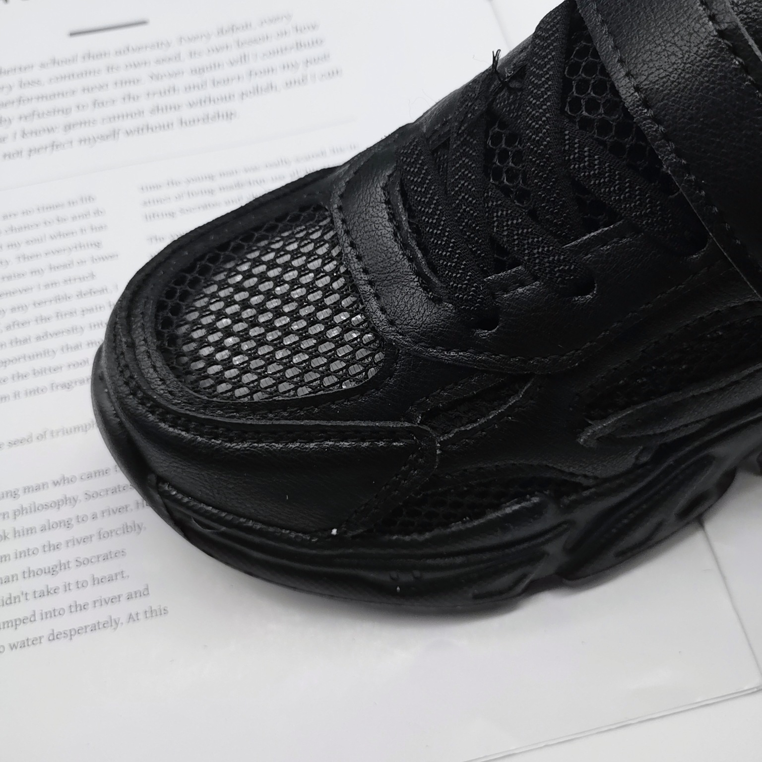 Single Net Boys 2025 New Spring Children's Velcro transpirable Calzado deportivo para niños de mediana edad Calzado para correr con suela ultraligera