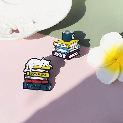 Foreign Trade Creative Book-Loving Cat Pin Cartoon Anime Versatile Collar Pin Clothing Backpack Metal Badge