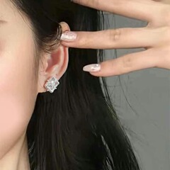 s925 シルバー針シンプルな宮殿スタイルの金属四つ葉の花のイヤリング女性のニッチな気質ファッショナブルで絶妙なデザインのイヤリング