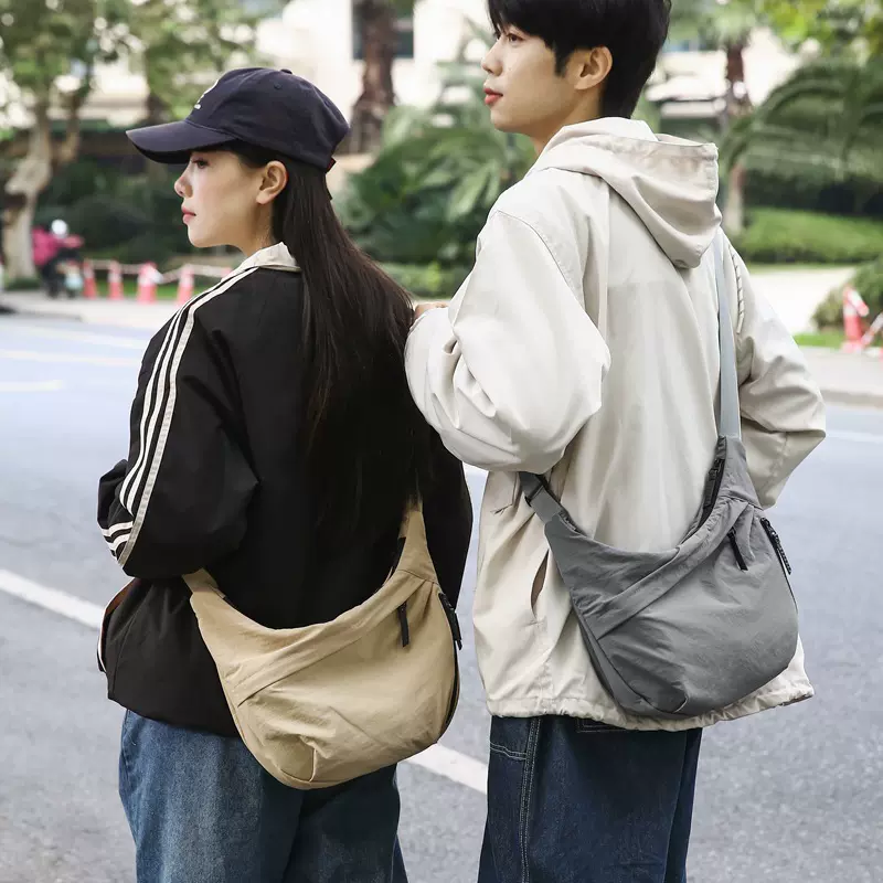 日系斜挎包男单肩包休闲潮牌邮差包女士背包轻便潮流通勤斜挎包女
