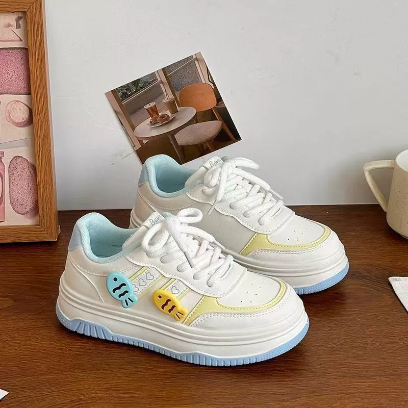 Оригинальная взорванная нишевые туфли для девочек 2025 новая рыба на толстой подошве, дикие модные туфли, маленькие белые туфли для женщин