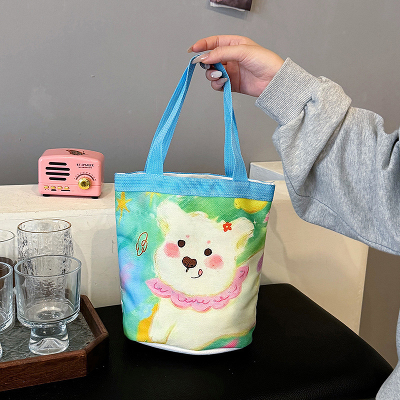 新しいイラストバケツのキャンバスを手に入れて、外に持ち出して、プリントのハンドバッグを持っています。|undefined