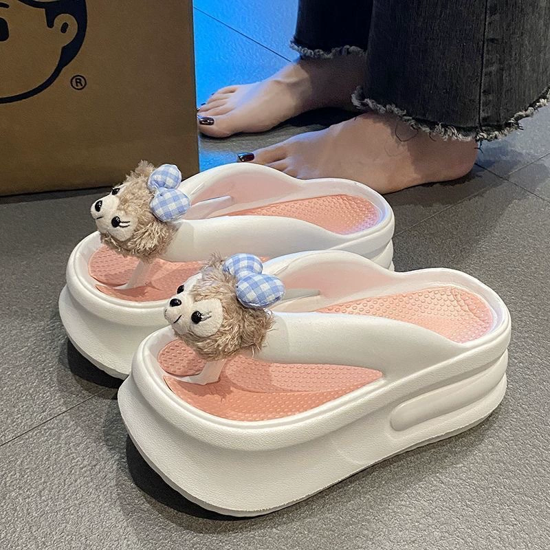 Милые шлепанцы с медвежонком, толстоподошвенные шлепанцы для женщин, лето 2025, новые пляжные нескользящие сандалии на высоком каблуке для женщин, которые можно носить на улице