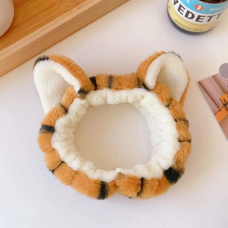 顔を洗って髪を洗って新型の少女の韓国の化粧をつけてマスクの専用のカチューシャをつけます。