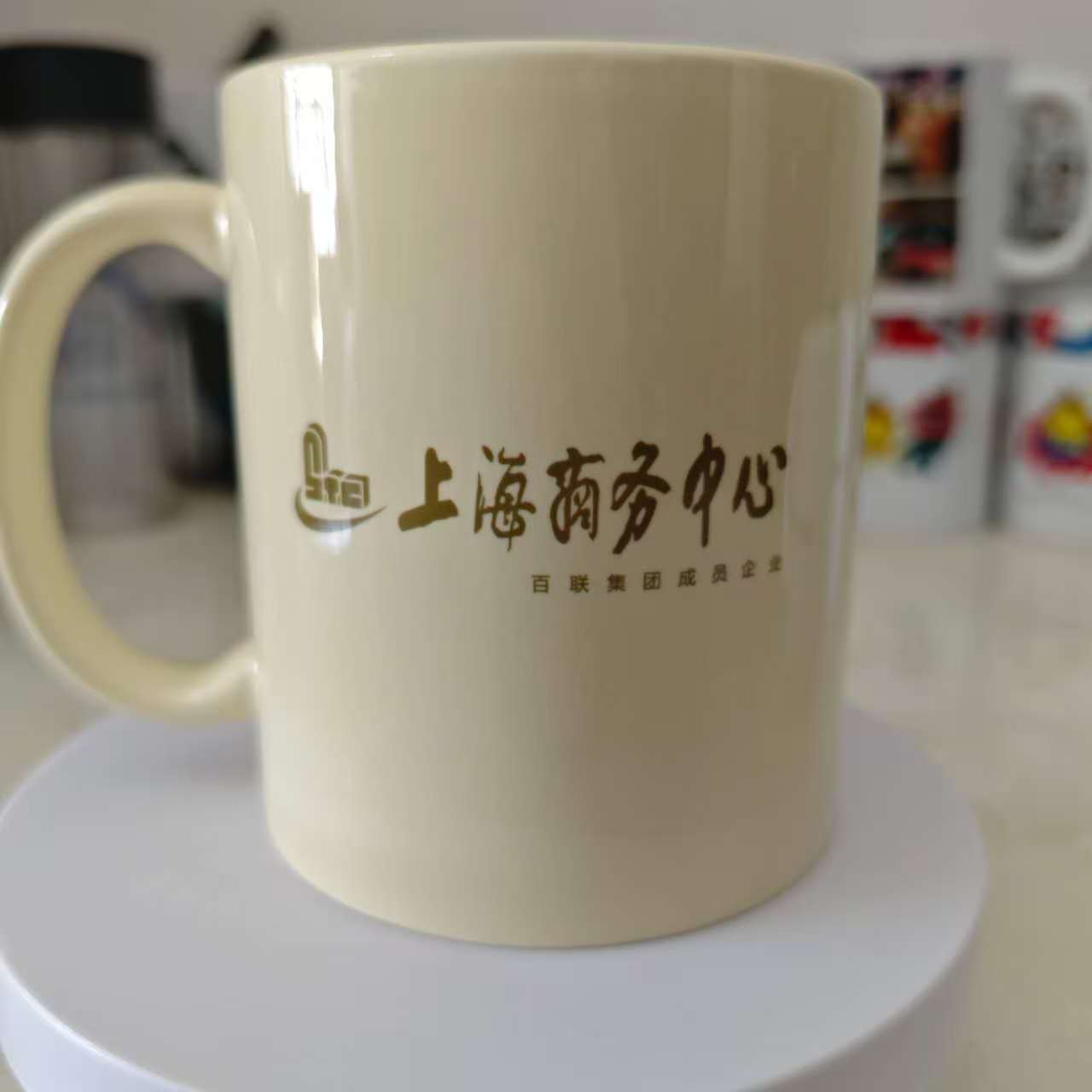 Fabricante al por mayor de alta temperatura de fabricación de cerámica personalizada foto de patrón de taza de color fijo logotipo de marca de taza