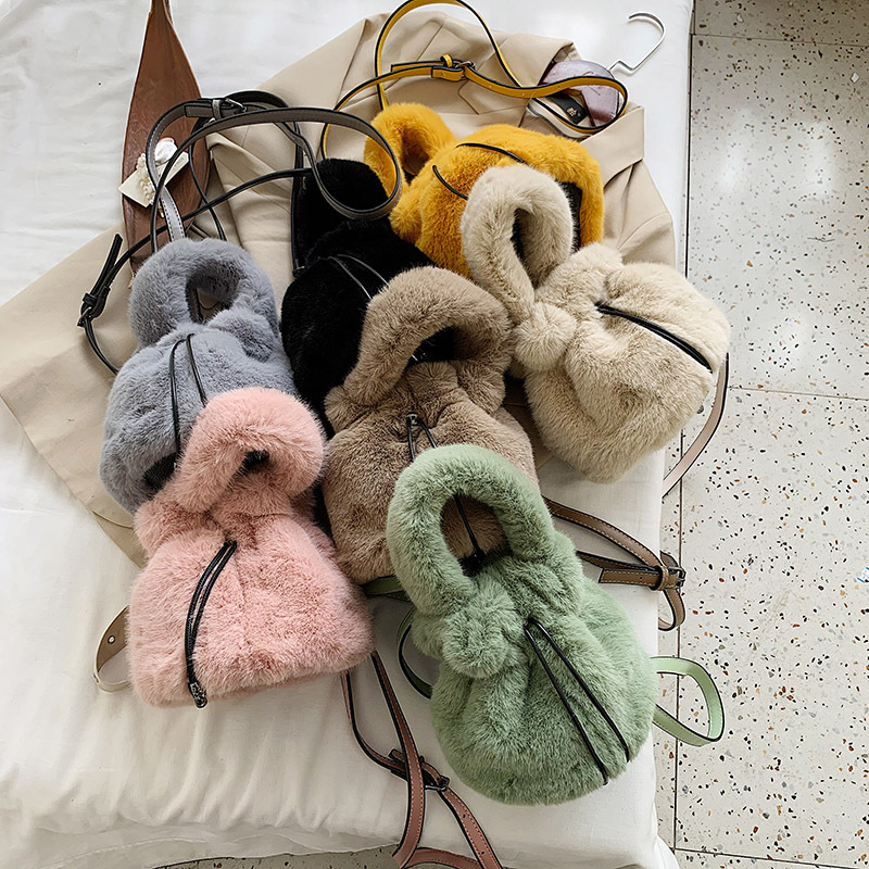 ぬいぐるみのバッグの女性秋冬の新型韓国版ファッション手提げバケツのカバンはシンプルな肩を持っています。