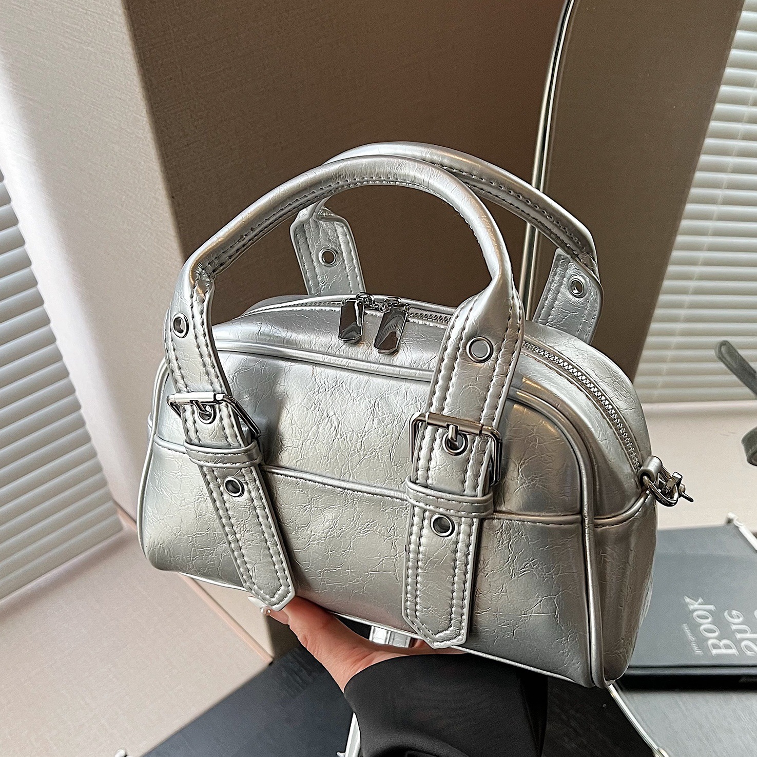 Bolso de bolos portátil para mujer 2025 nuevo bolso de almohada de nicho coreano de moda bolso de mensajero de hombro con ins de todo fósforo