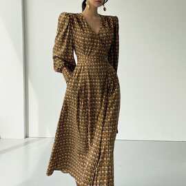 韩国chic秋季法式复古气质小众V领纽扣收腰几何印花长款连衣裙女