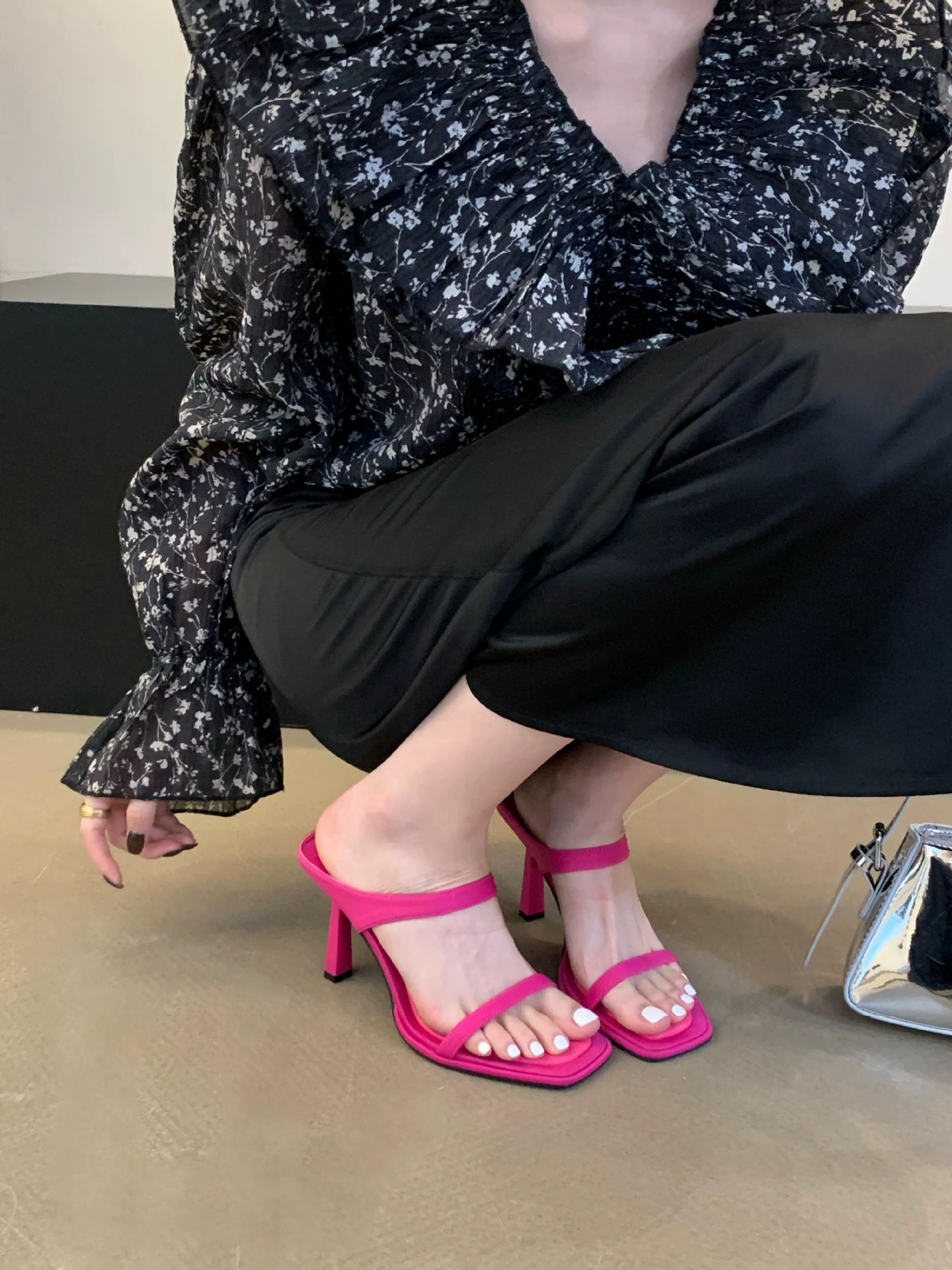 Продвинутые холодные тапочки сказочная обувь 2023 новая летняя одежда темпераментные черные сандалии на высоком каблуке