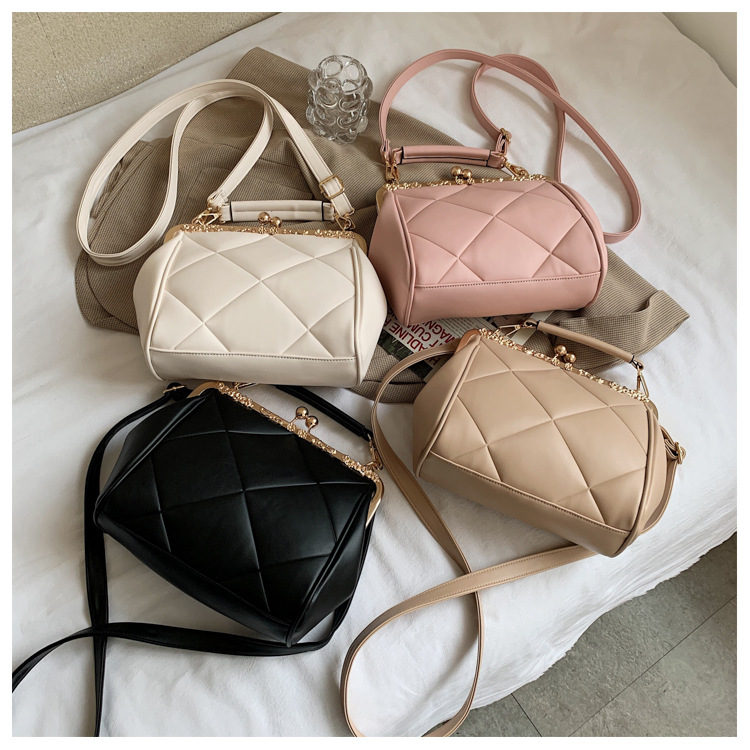 New Fashion Rhombus Embossed One-shoulder Diagonal Clip Bag Wholesale Nihaojewelry display picture 11