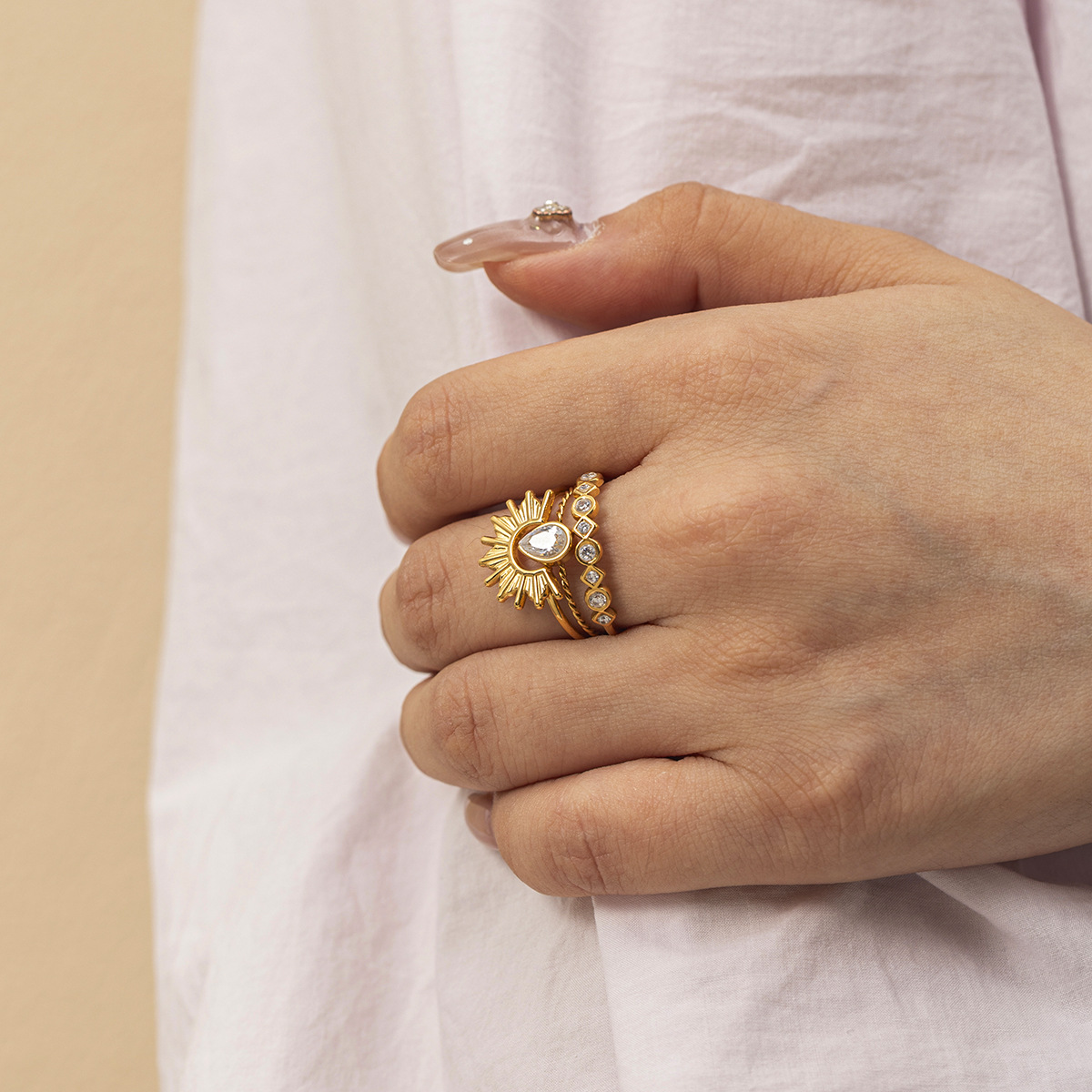 Anillo de acero inoxidable de estilo europeo y americano Tena Anillo de circón de oro de nicho femenino de 18k de sol El acero de titanio no se desvanece