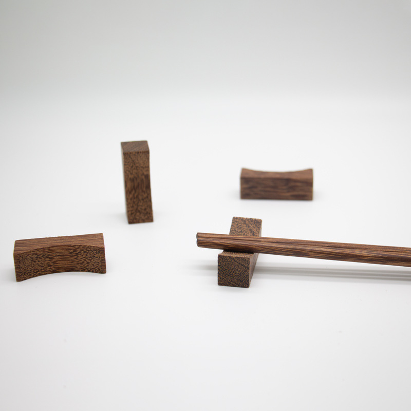 Sostenedor de madera natural de los palillos del ala de pollo, Sostenedor chino de madera sólido de los palillos, tenedor de los palillos