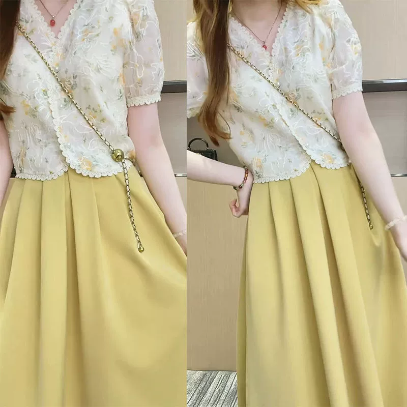 Свежий и простой комплект из блузки и юбки с цветочной вышивкой и кружевной отделкой. Топ с вышивкой и плиссированная юбка-трапеция. Комплект из двух предметов.