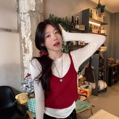 春と秋の優しさは、長袖のニットセーターと透かし彫りのキャミソールの2つのセットの女性を着ています。
