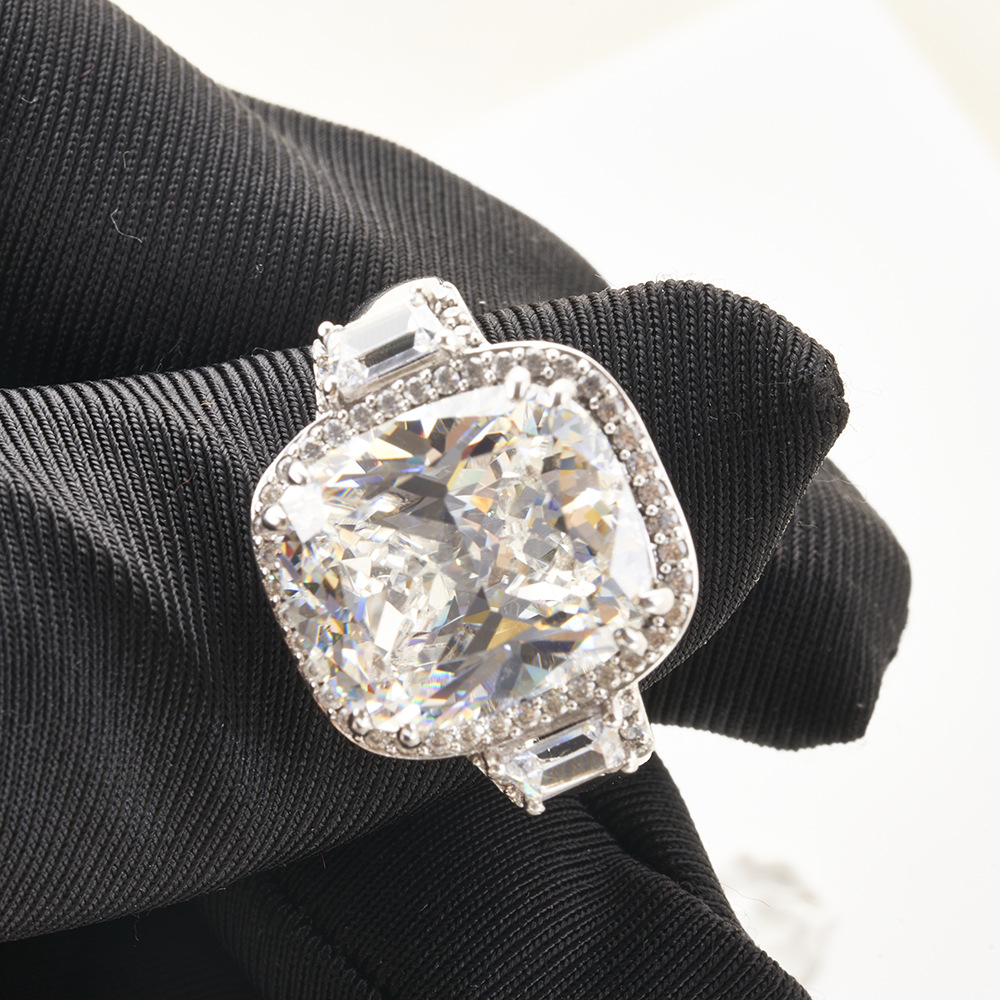 Almohada corte D color G color anillo de diamante de alto carbono 8 quilates diamante grande Super Flash diamante artificial anillo femenino