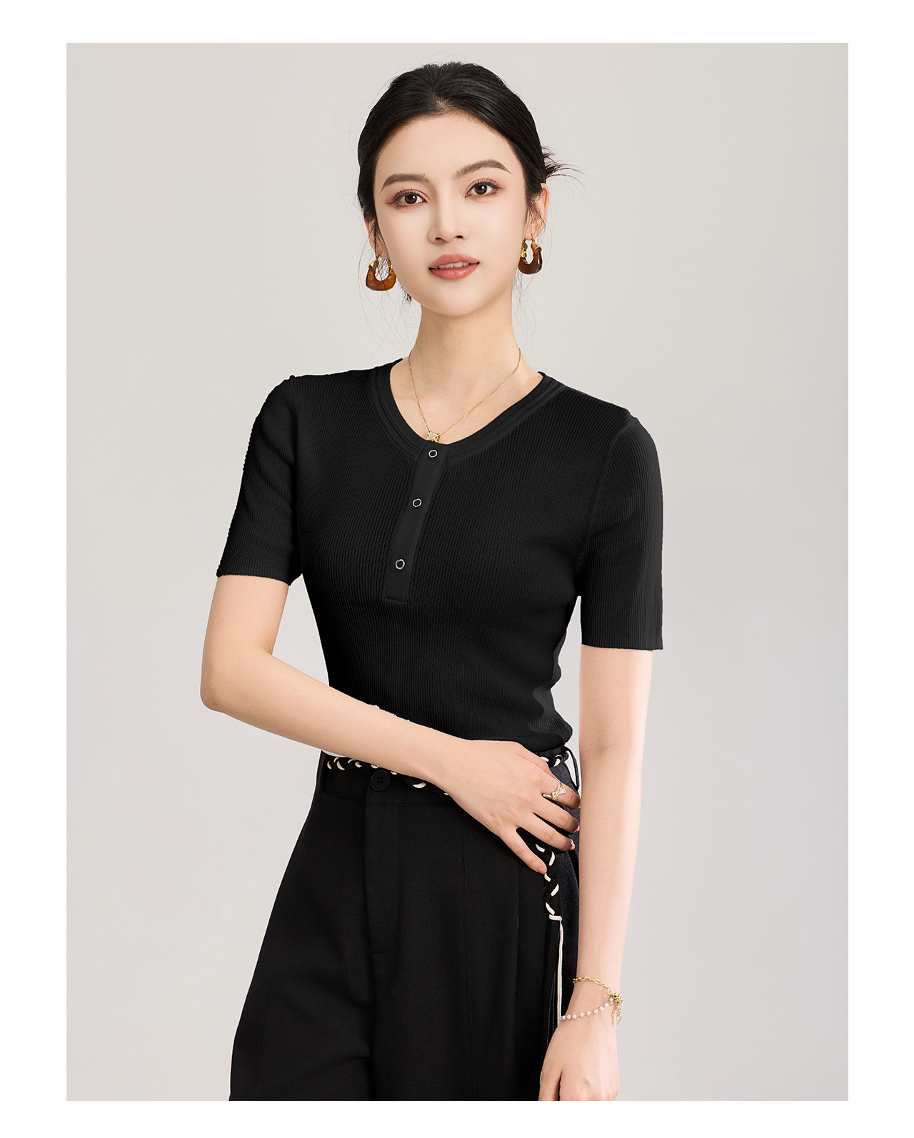 Áo thun nữ cổ tròn tay ngắn dệt kim siêu mịn form vừa vặn — màu đen chi tiết 28