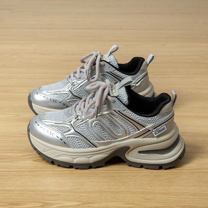 Zapatos deportivos casuales de estudiantes de suela gruesa para mujeres 2024 primavera nuevos estudiantes versátiles transpirables zapatos de alto aumento de altura