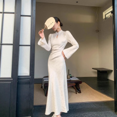 JWUNIQUE酒窝米杏色喇叭袖立领连衣裙女秋季新中式改良旗袍长裙子