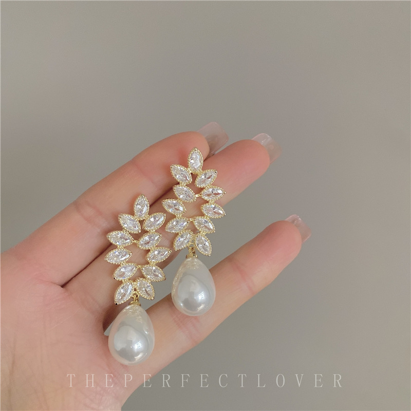 Shiny Leaf Water Droplets Imitation Pearl Copper Inlay Zircon Women's Drop Earrings display picture 1