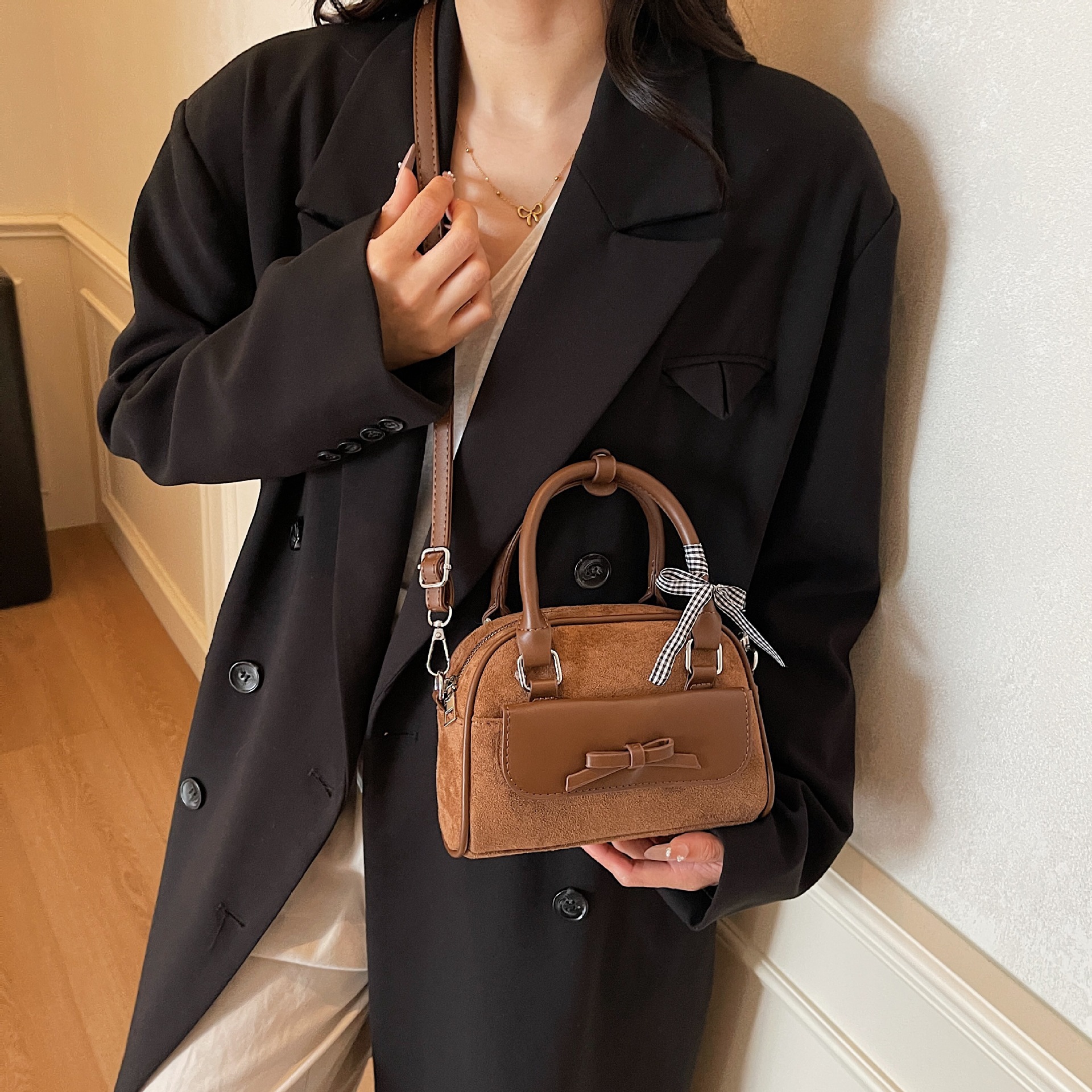Casual retro bolso de terciopelo de seda para mujeres otoño y invierno 2025 nuevo estilo versátil bolso de bolos de bolos de mano de moda
