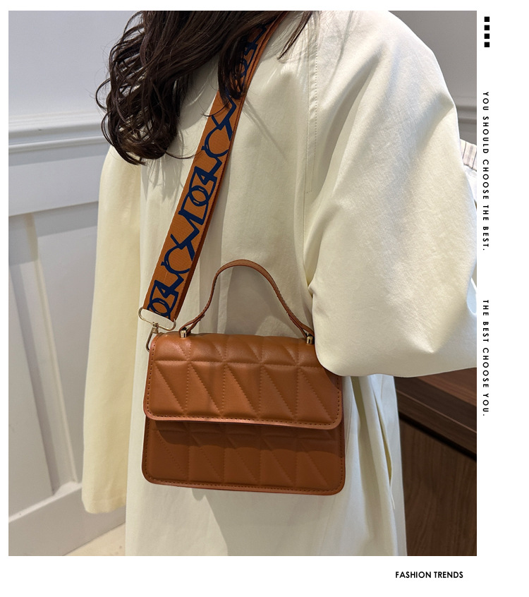A stylish and simple diamond-shaped small square bag for the autumn and winter of 2024, featuring a solid color and a trendy single-shoulder bag for women details Picture
