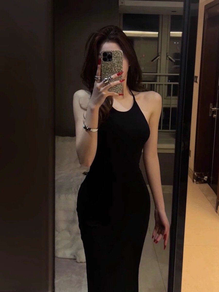 高冷御姐黑色露背挂脖连衣裙女夏季高级感小妈风收腰包臀鱼尾长裙