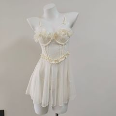 フランス式の絶美なデザイン感が立体的な花を積み重ねています。
