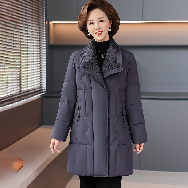 新中式妈妈冬装羽绒服中长款刺绣高档外套2025新款中老年女厚衣服