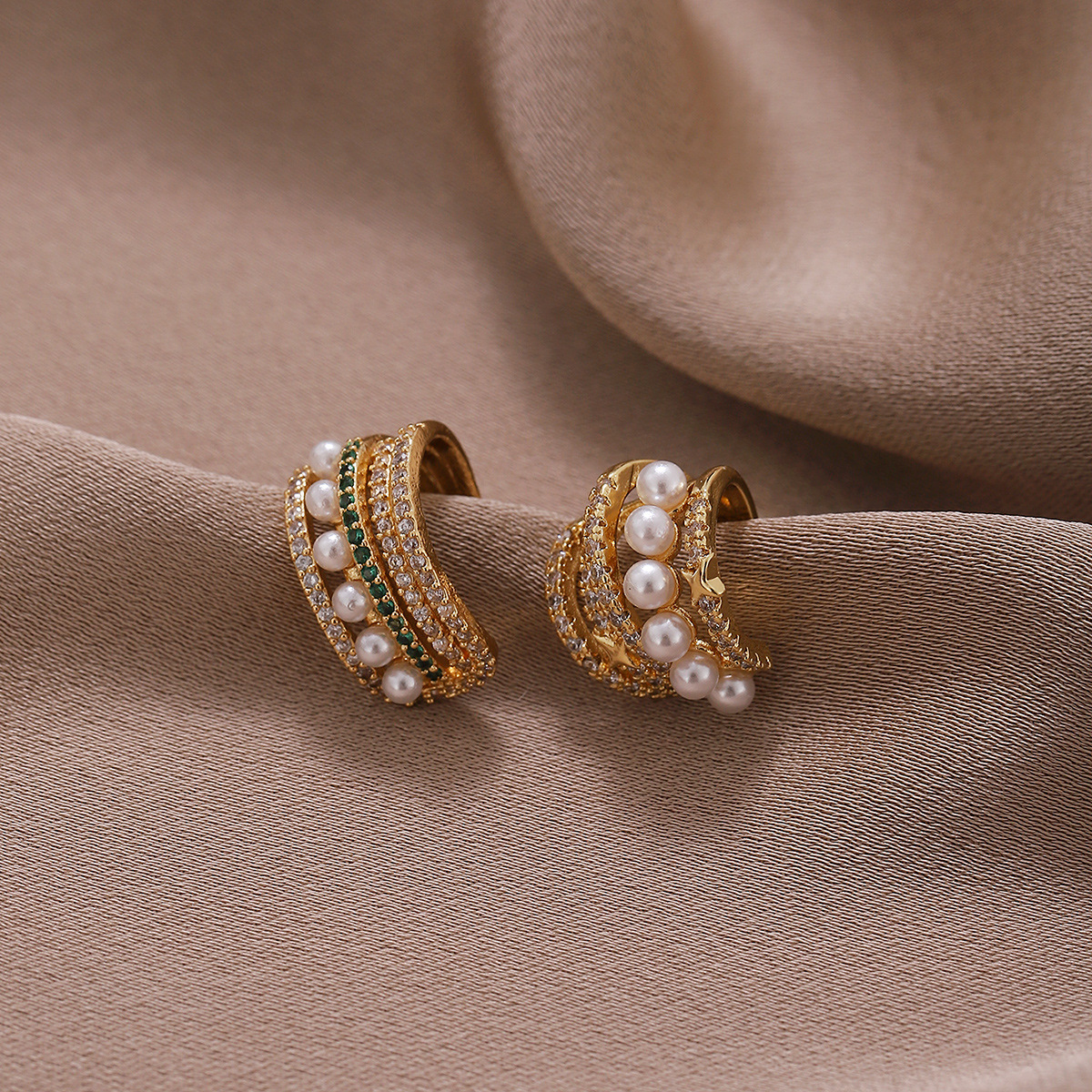 Estilo de celebridad personalizado europeo y americano temperamento sin oreja clip de hueso de oreja pendientes populares pendientes de perlas transfronterizas al por mayor