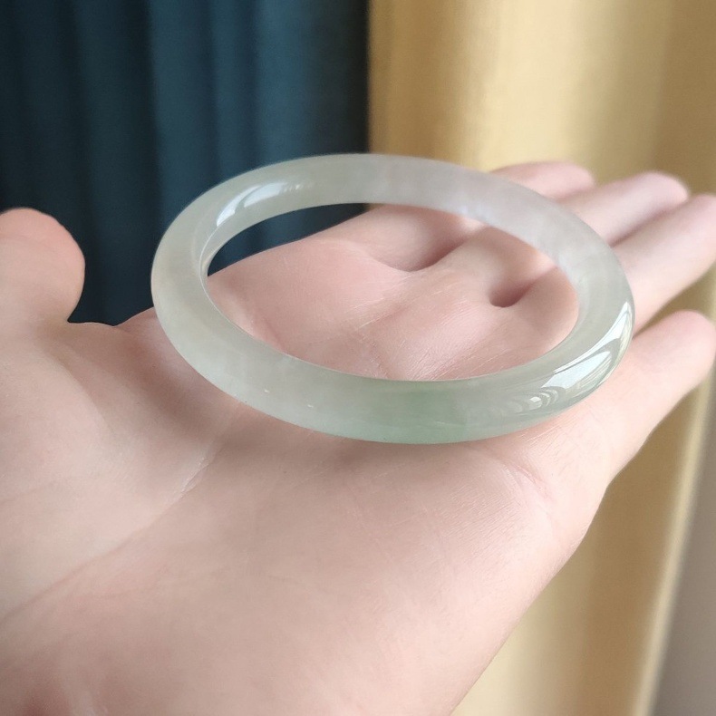 Vòng tay ngọc bích Miến Điện tự nhiên dạng trụ tròn mảnh, hoa nổi xanh nhạt, có giấy chứng nhận chi tiết 2