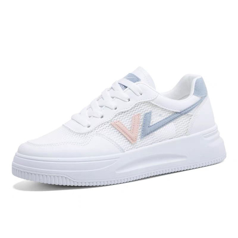 Pequeños zapatos blancos de mujer nuevos zapatos de mujer de verano versátiles de malla plana transpirable delgada zapatos de skate casuales de moda en suela gruesa