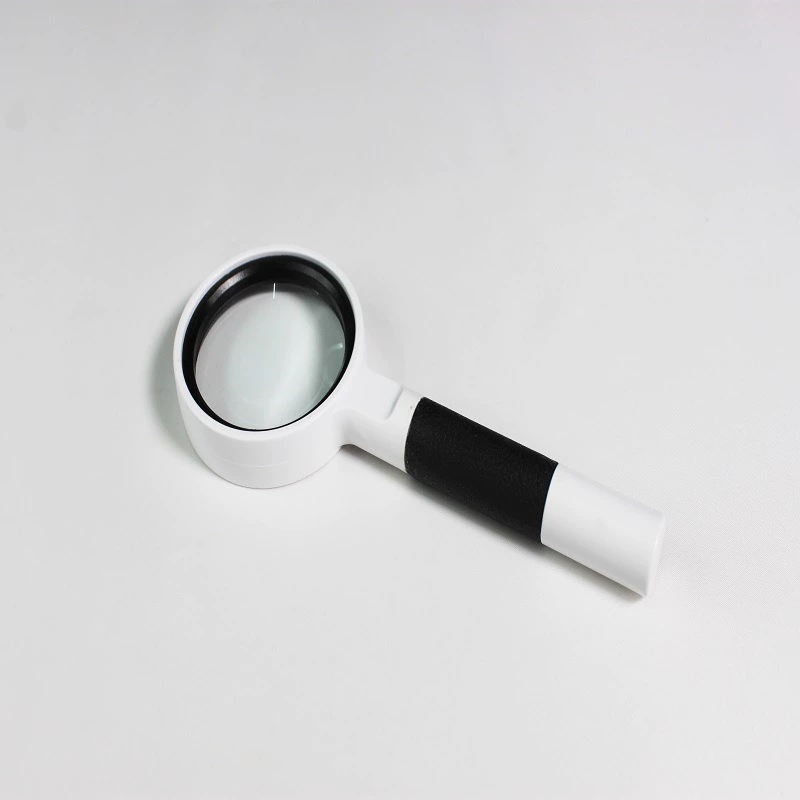 Увеличенные стеклянные линзы держат пожилых людей высокой четкости для чтения антикварных ювелирных изделий