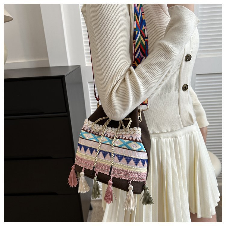Women's Medium Canvas Geometric Ethnic Style Tassel String Bucket Bag display picture 29