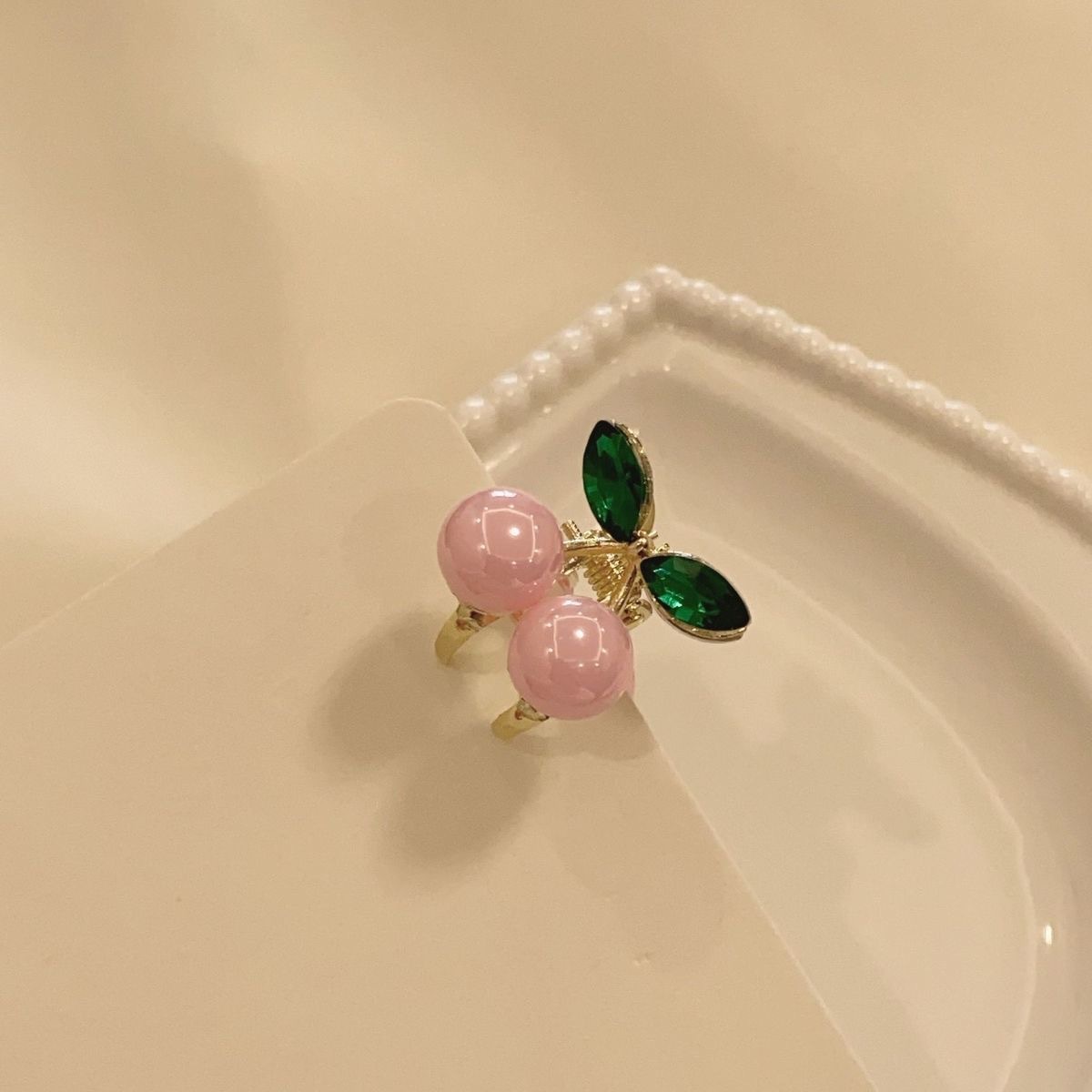 6g Weight Hair Claws Hair Accessories Type 1 Piece Quantity Holiday, Street Occasion Imitation Pearl Material Cherry Pattern All Seasons Season Women's Gender Cute, Sweet Style Cute Sweet Women's Cherry Imitation Pearl Hair Claws 25
