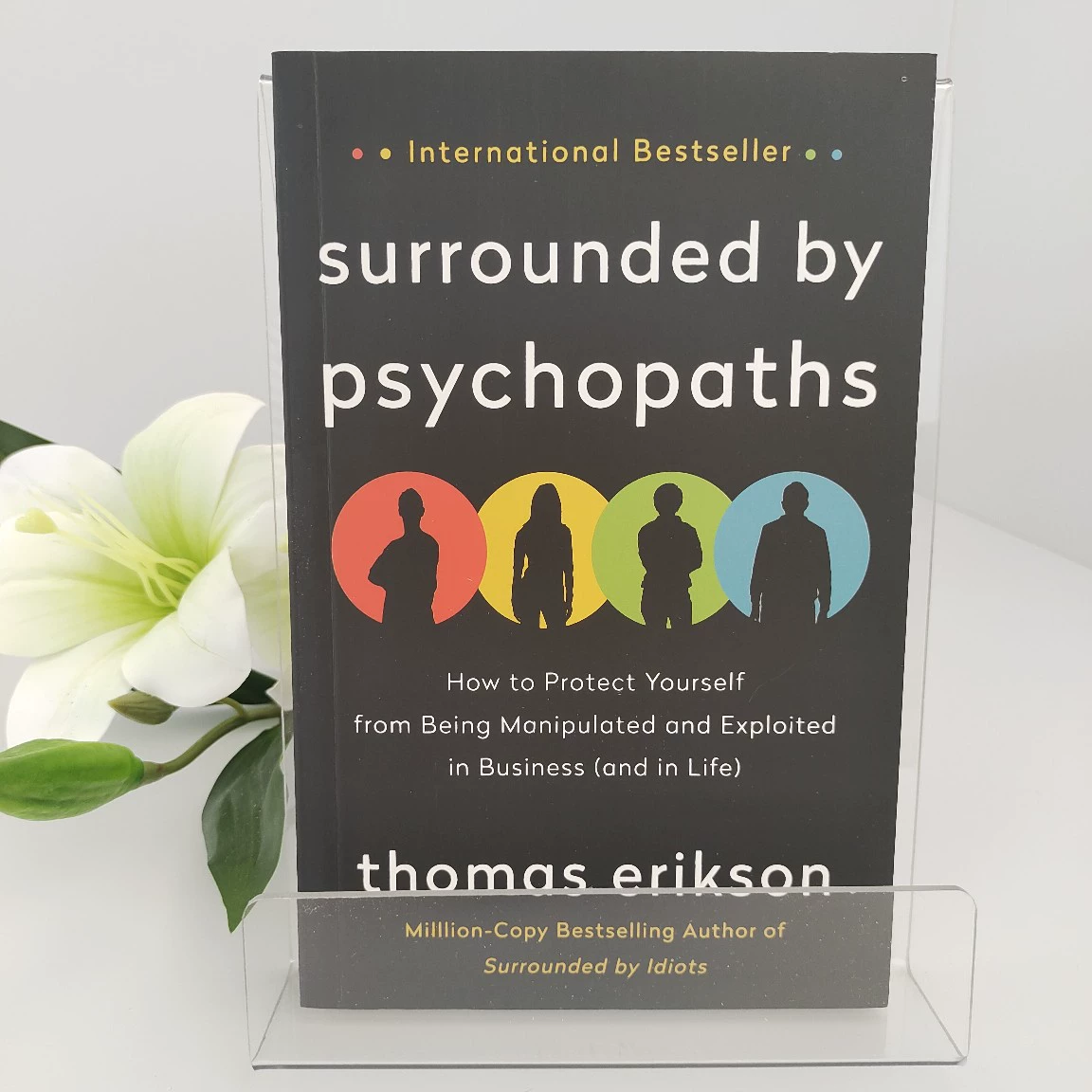 [Хит сезона SURROUNDEDBYPSYCHOPATHS «Окружён психопатами»]