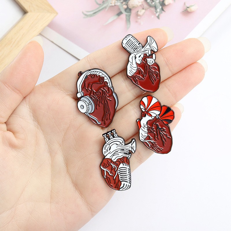 Geometric, Heart Pattern Artistic Pin Geometric Heart Alloy Plating Unisex Brooches