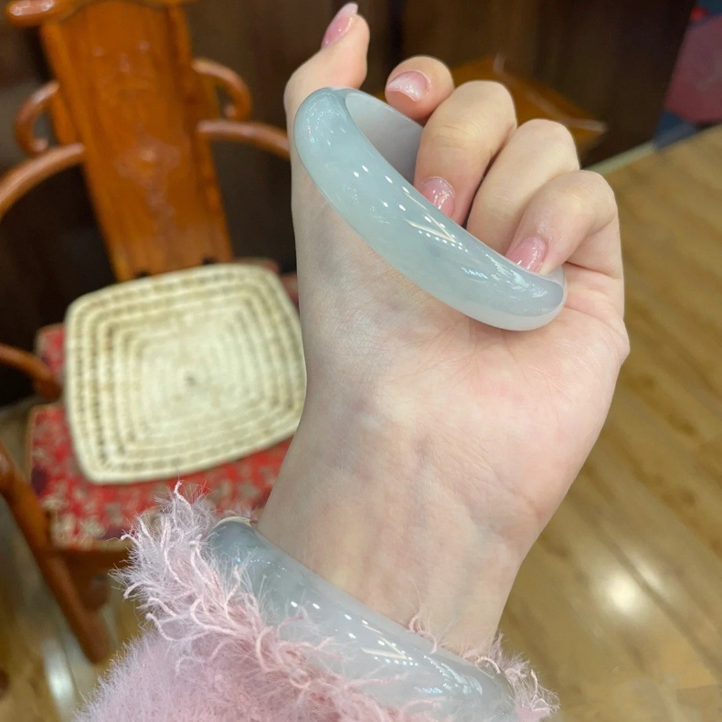 Vòng tay ngọc bích tự nhiên màu xanh nhạt ánh trăng phong cách thiếu nữ chi tiết 3