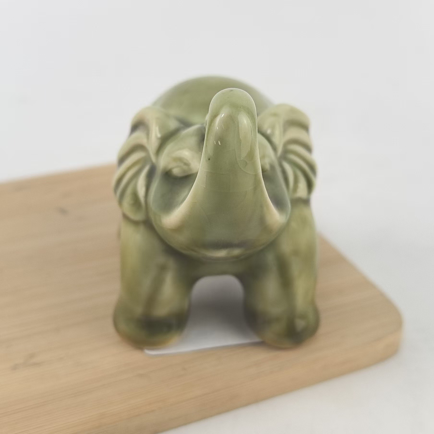 Mini elefante de cerámica, adornos de nicho de escritorio, elefantes seguros y deseables, exquisitos adornos de mesa de café para mascotas de té de escritorio
