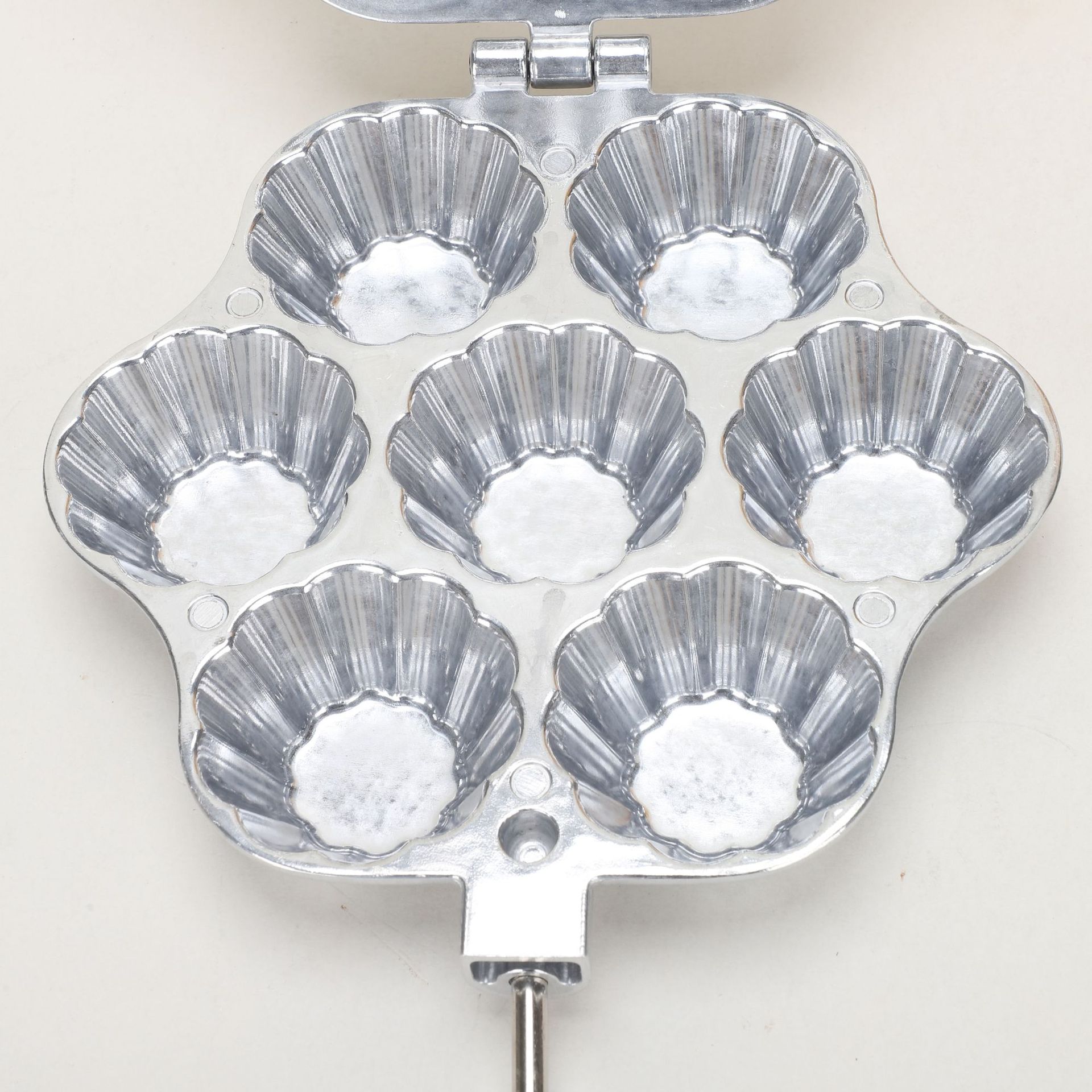 Cross-border aluminum household seven-hole egg tart cake mold flower-shaped waffle baking pan gas baking mold wholesale