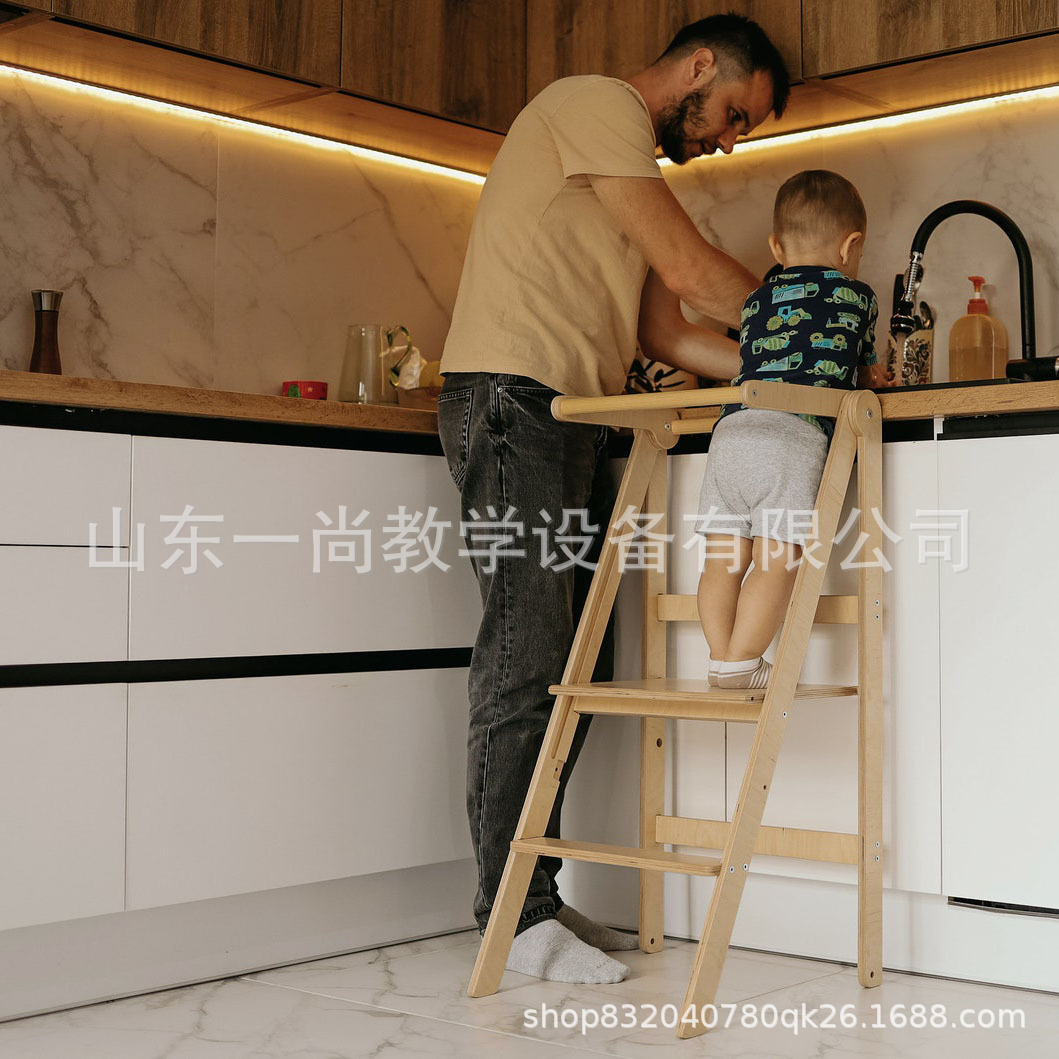 子供の手を洗う腰掛けの赤ちゃんの足は腰掛けを踏みます。